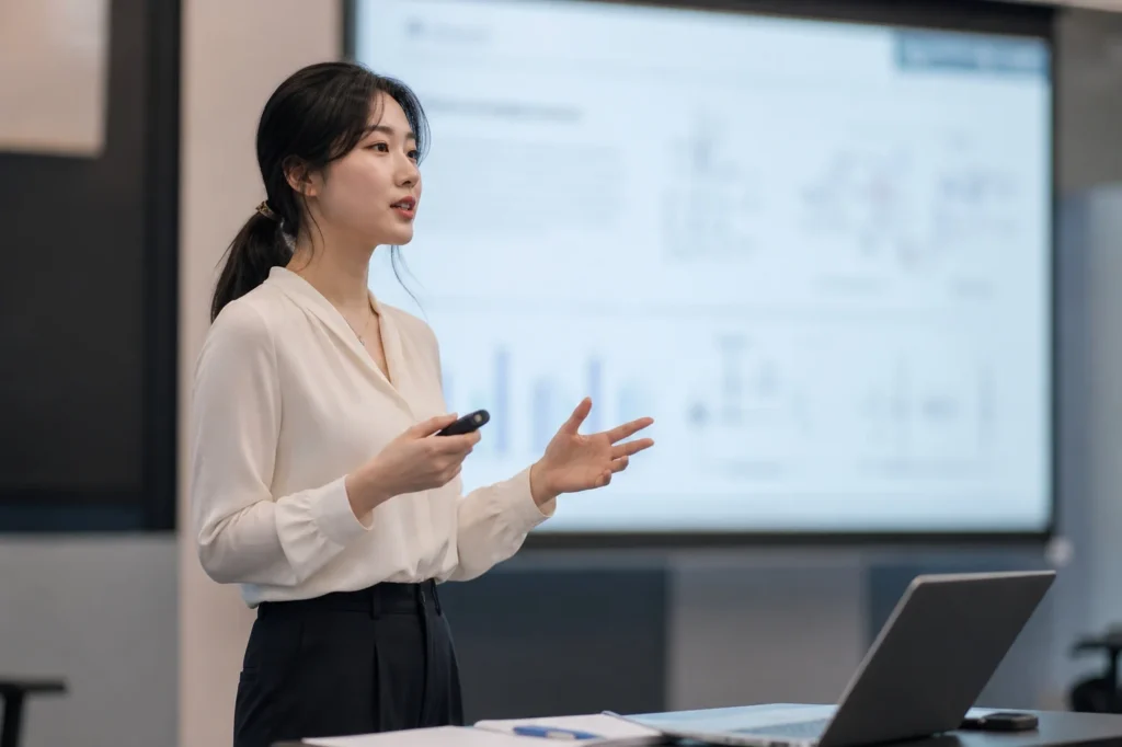 시스템 최적화 시뮬레이션 결과를 발표하는 산업공학과 여학생