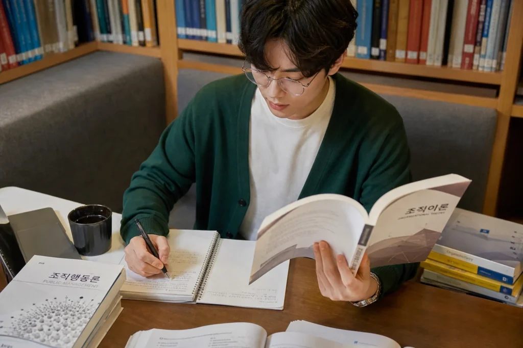 조직이론을 공부하고 있는 행정학과 학생