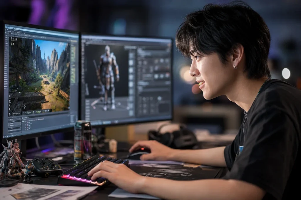 듀얼 모니터로 게임을 개발하며 열정을 쏟는 크리에이터