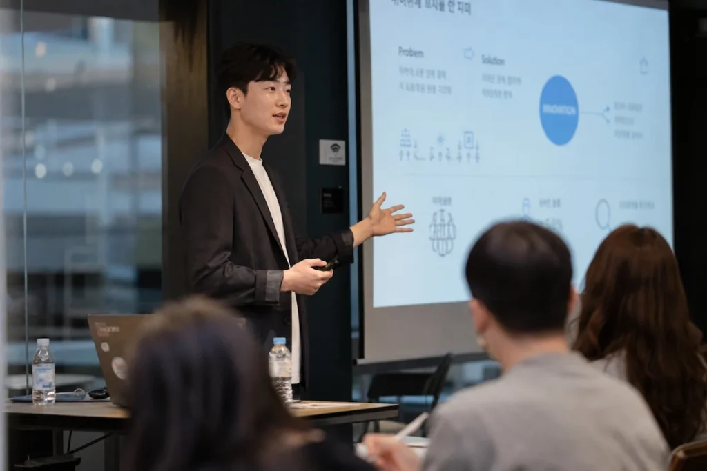 투자자 앞에서 창업 아이디어를 발표하는  대학생 창업가