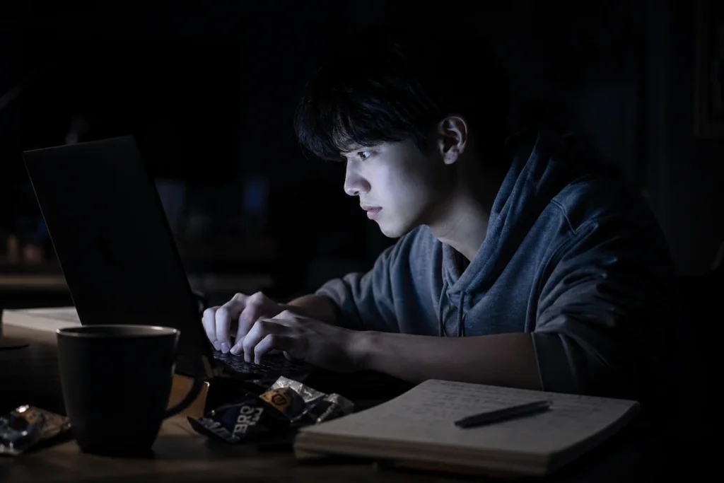 늦은 시간 코딩 공부에 집중하고 있는 대학생