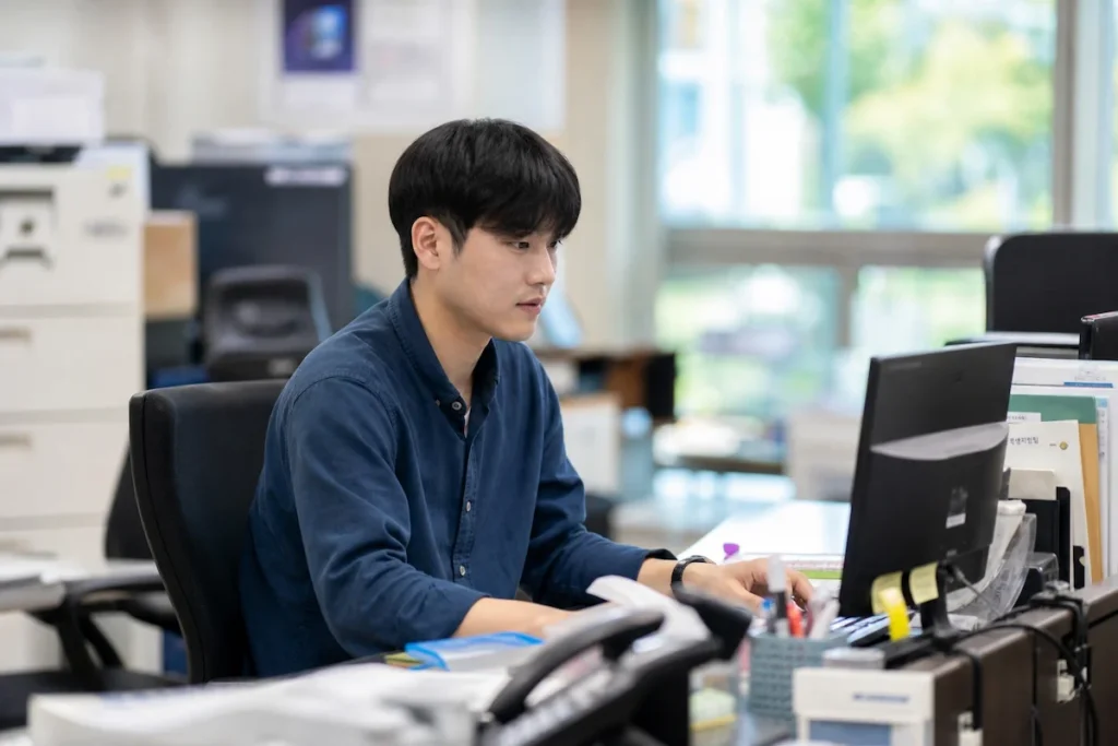 대학 행정실에서 컴퓨터로 사무 업무를 보는 국가근로장학생
