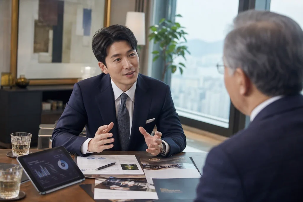 시니어 고객에게 투자 보고서를 설명하는 남성 자산관리 전문가