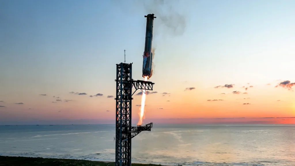 SpaceX 스타십 슈퍼 헤비 부스터가 발사 후 메카질라 타워의 기계 팔에 잡혀 발사대로 귀환하는 모습