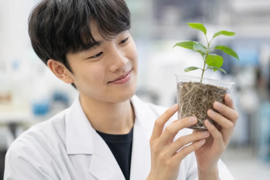 생분해 플라스틱 화분을 든 고분자공학과 학생