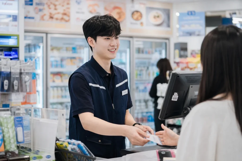 편의점에서 아르바이트하는 대학생
